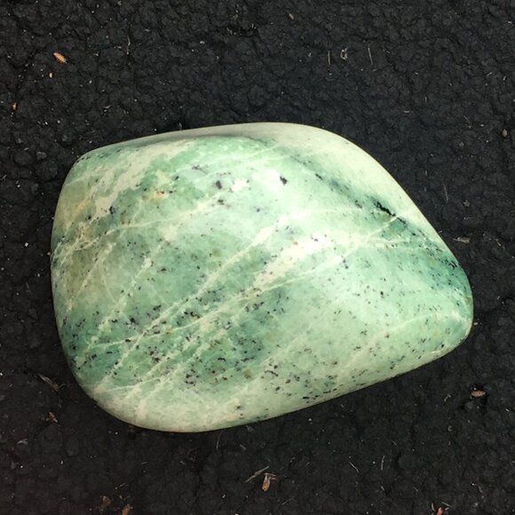 "Transvaal Jade" Hydrogrossular Garnet Galet - Picture 2 of 9